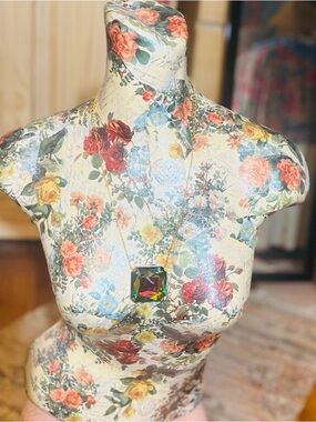 Faux Crystal Pendant Necklace in Green and Gold